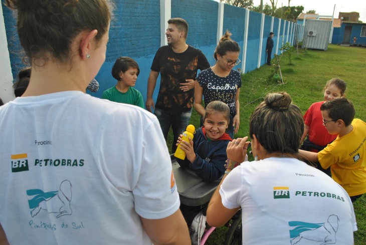Projeto Pinpedes do Sul realiza plantio e compostagem com alunos da Escola Ramiz Galvo