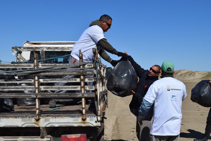 O Projeto Pinpedes do Sul e outros 22 projetos patrocinados pela Petrobras convidam voluntrios para as aes do Dia Mundial de Limpezas de Praia no RS