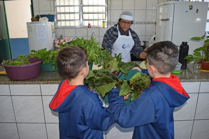 Projeto Pinpedes do Sul realiza atividades de colheita na Escola Ramiz Galvo