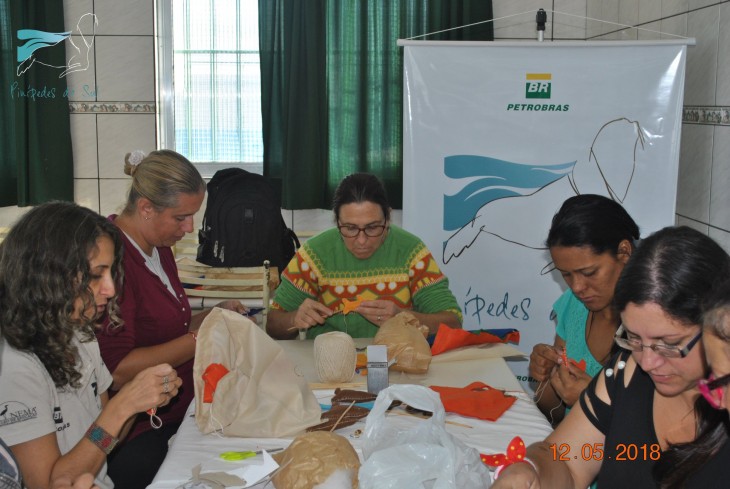 Projeto Pinpedes do Sul realiza terceira atividade de artesanato com mulheres da Vila Mangueira 