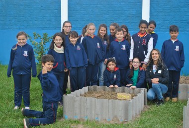 Projeto Pinpedes do Sul realiza plantio e compostagem com alunos da Escola Ramiz Galvo