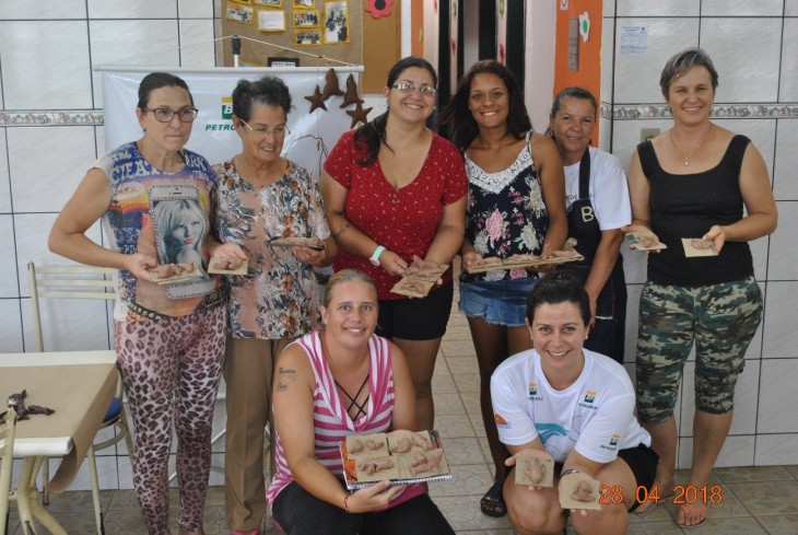 Projeto Pinpedes do Sul realiza atividades de artesanato com mulheres da Vila Mangueira 